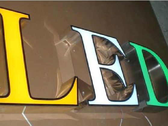 定南介绍LED招牌的基础知识。
